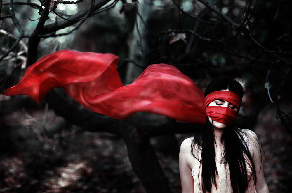 Девушка с красным платком