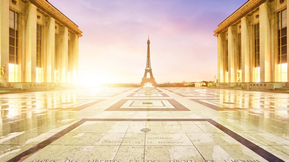 Обои для рабочего стола Между Дворца Шайо / Palais de Chaillot в далеке виднеется Эйфелева башня / La tour Eiffel, Париж, Франция / Paris, France