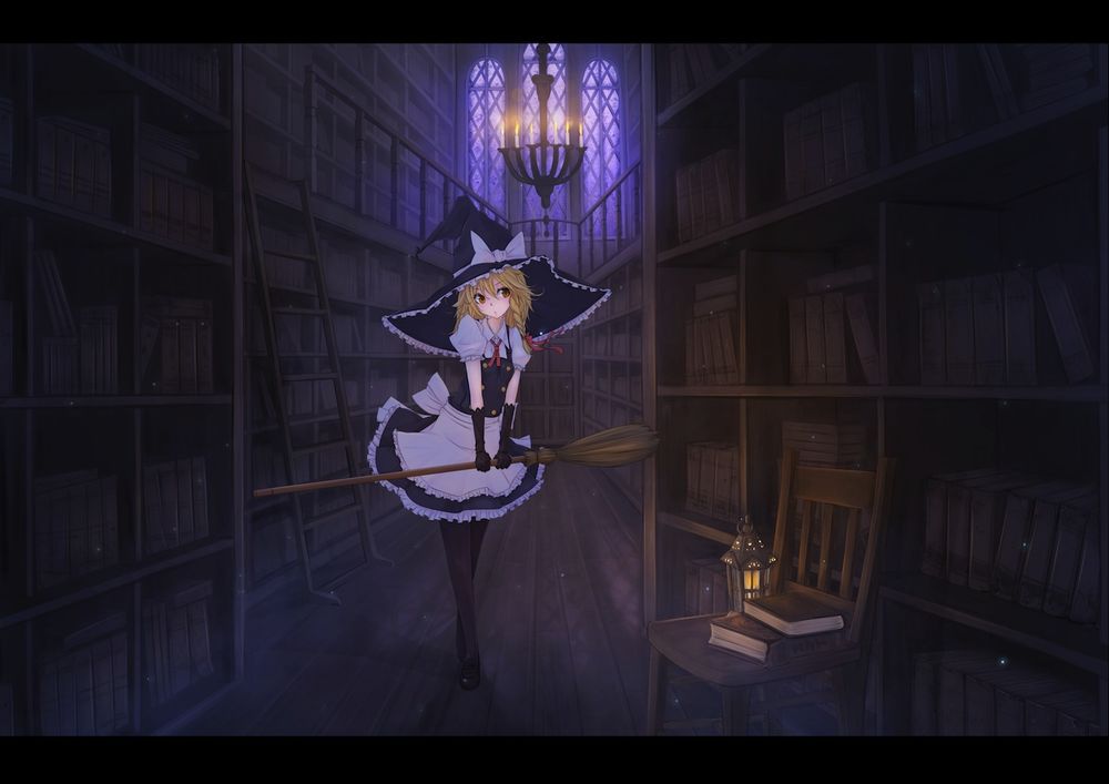 Обои для рабочего стола Мариса Кирисаме / Marisa Kirisame из игры Проект Восток / Touhou Project с метлой в руках стоит среди шкафов с книгами, художник Sin