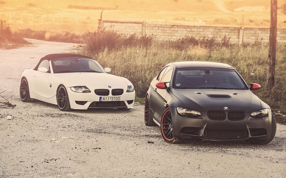 Обои для рабочего стола Две машины BMW M3 на проселочной дороге