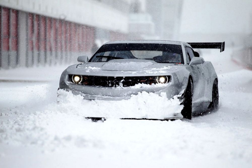 Обои для рабочего стола Белый Camaro ZL1 / Камаро ZL1 стоит на снегу