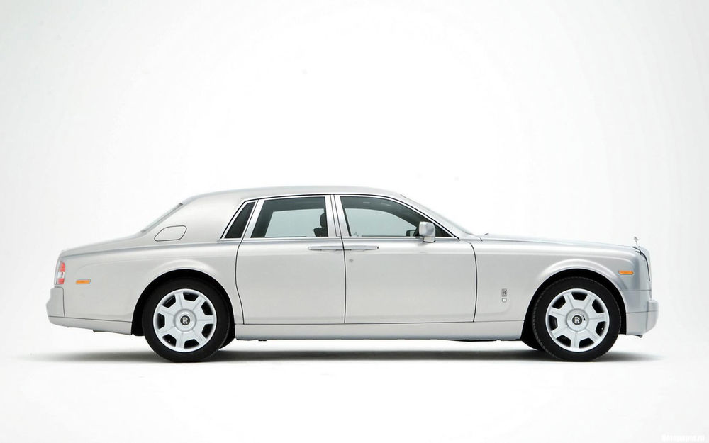 Обои для рабочего стола Белый Rolls-Royce / Роллс-Ройс на белом фоне