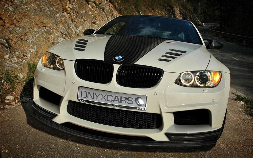 Обои для рабочего стола Белая BMW M3 E92 едет по дороге