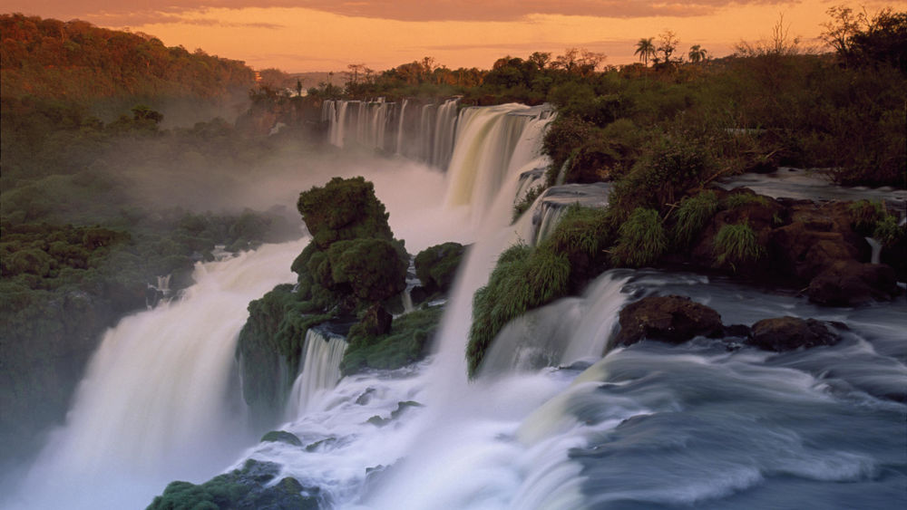 Обои для рабочего стола Водопад Игуасу / Iguazu находящийся на границе Бразилии / Brazil и Аргентины / Argentina