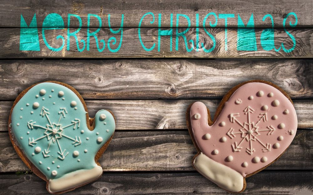 Обои для рабочего стола Две пряничные рукавички и надпись-MERRY CHRISTMAS / Веселого Рождества