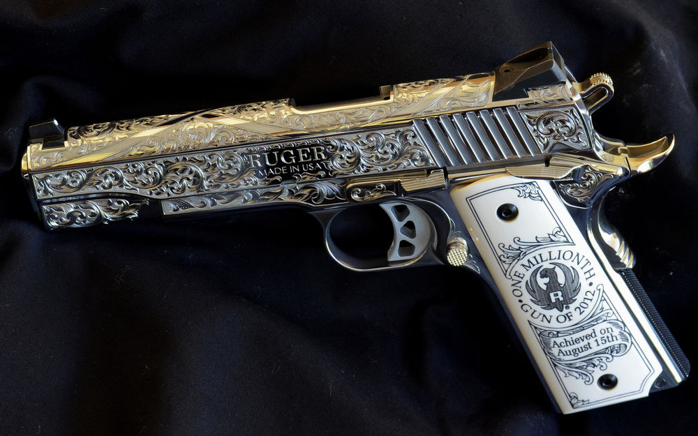 Обои для рабочего стола Пистолет RUGER на черном фоне