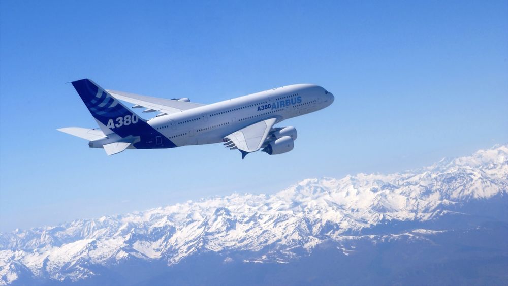 Обои для рабочего стола Аэробус А 380 Летит в небе
