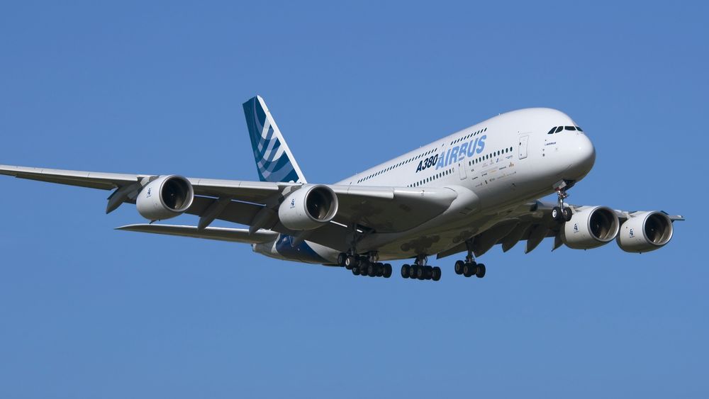 Обои для рабочего стола Аэробус А 380 летит в небе