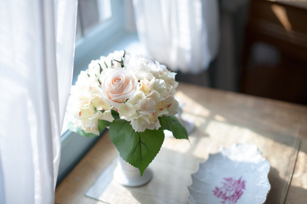Обои для рабочего стола Ваза с букетом из белых роз и гортензий стоит на столе у окна