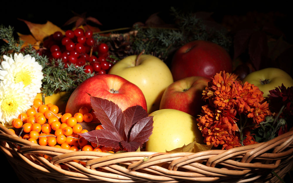 Обои для рабочего стола Корзина с фруктами, ягодами и цветами