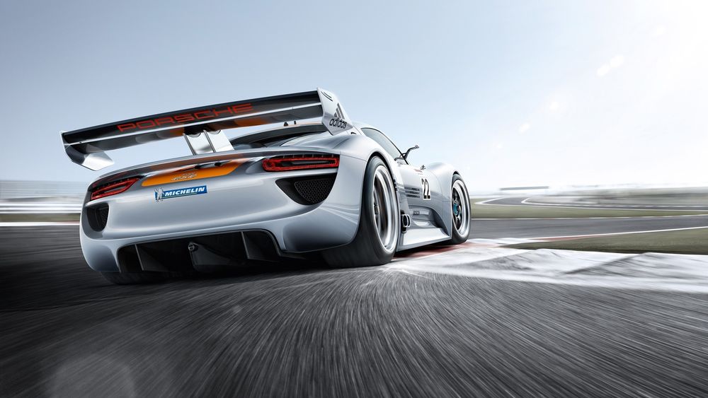 Обои для рабочего стола Porsche 918 / Порше 918 едет по авто треку