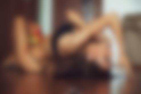 Обои на рабочий стол Девушка в черном белье лежит на полу, фотограф Miss Fiksa