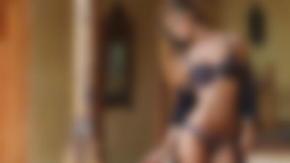Обои на рабочий стол Датская модель Nina Agdal / Нина Агдал в нижнем белье и халате смотрит вниз