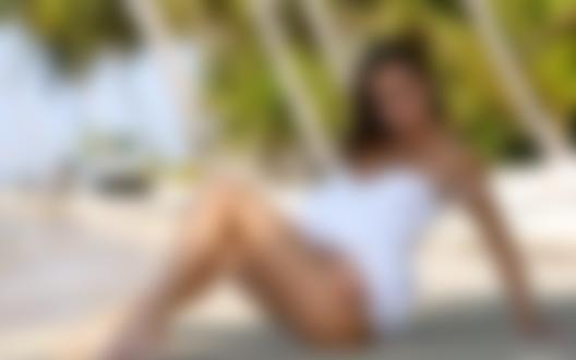 Обои для рабочего стола Veronika Fasterova / Вероника Фастерова в белом платье на берегу моря