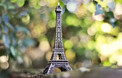 Обои на рабочий стол Статуэтка Эйфелевой башни / Eiffel tower стоит на земле, Paris / Париж