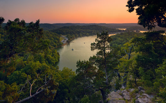 Обои на рабочий стол Озеро на фоне красивой природы и заката, озеро Ozarks / lake of the Ozarks