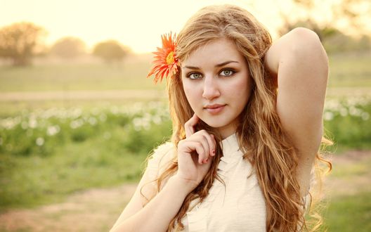 Девушка с цветком в волосах фото