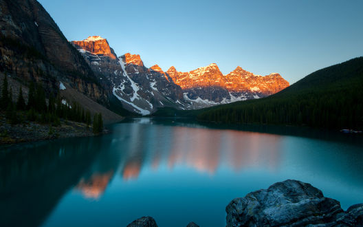 Обои на рабочий стол Озеро на фоне гор и голубого неба, Valley of the Ten Peaks / Moraine Lake / Banff National Park / Canada