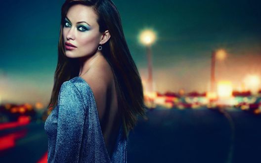 Обои на рабочий стол Актриса Olivia Wilde / Оливия Уайлд в синем платье на фоне вечернего города