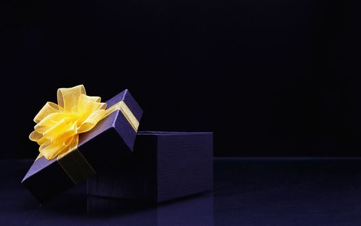Обои на рабочий стол Открытая подарочная коробочка
