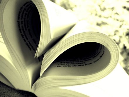 Обои на рабочий стол Страницы книги сложены в сердце