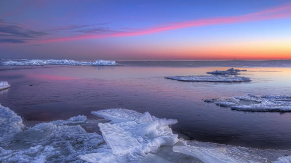 Обои на рабочий стол Морской берег покрытый льдом