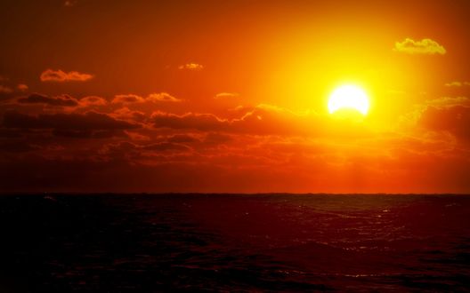 Обои на рабочий стол Море на фоне заката