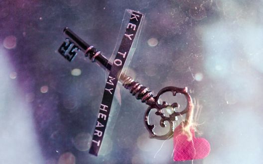 Обои на рабочий стол Ключ с привязанным к нему седечком и надпись Key to my heart / Ключ к моему сердцу