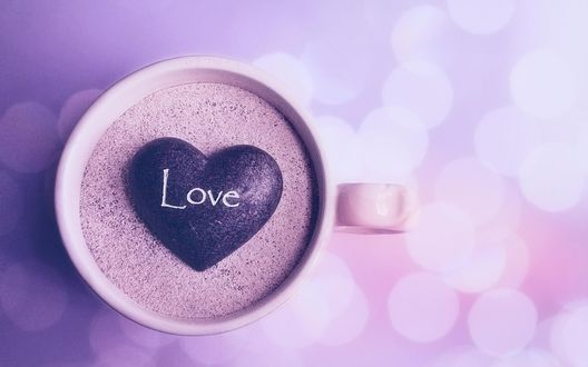 Обои на рабочий стол Кружка с песком и камнем в виде сердца (Love / Любовь)