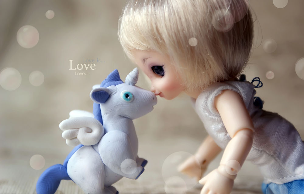 Обои для рабочего стола Куколка и единорог (Love is. / Любовь это.)