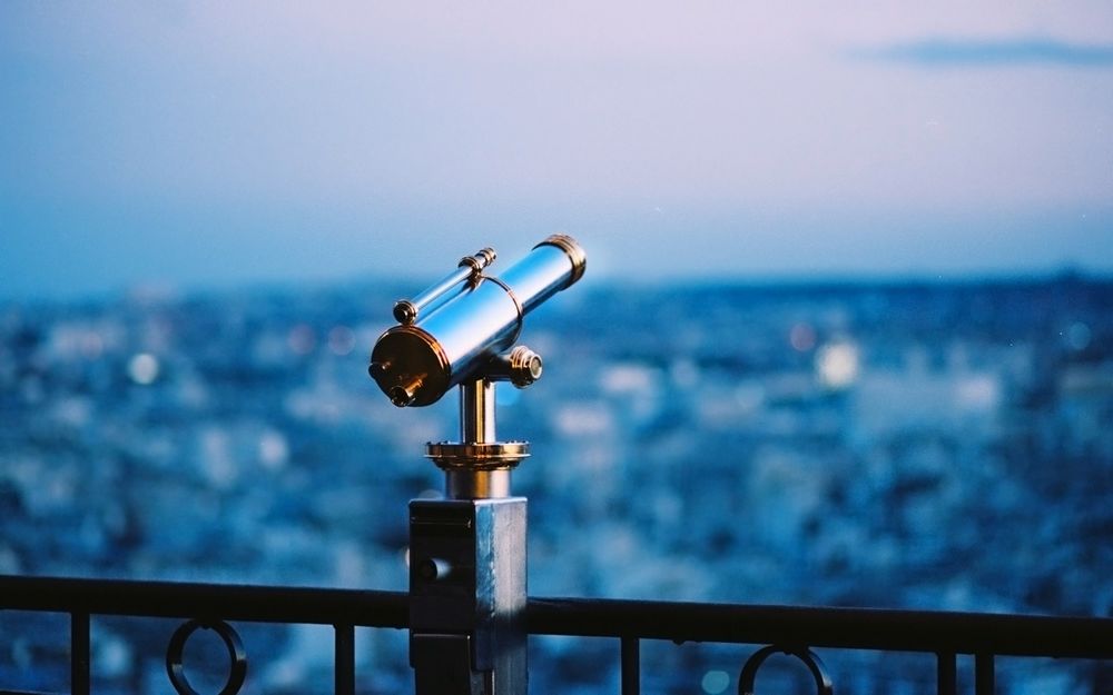 Обои для рабочего стола Телескоп с видом на вечерний город