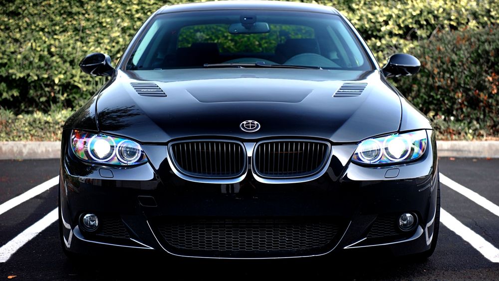Обои для рабочего стола Черный BMW 5 / БМВ 5 стоит на парковке