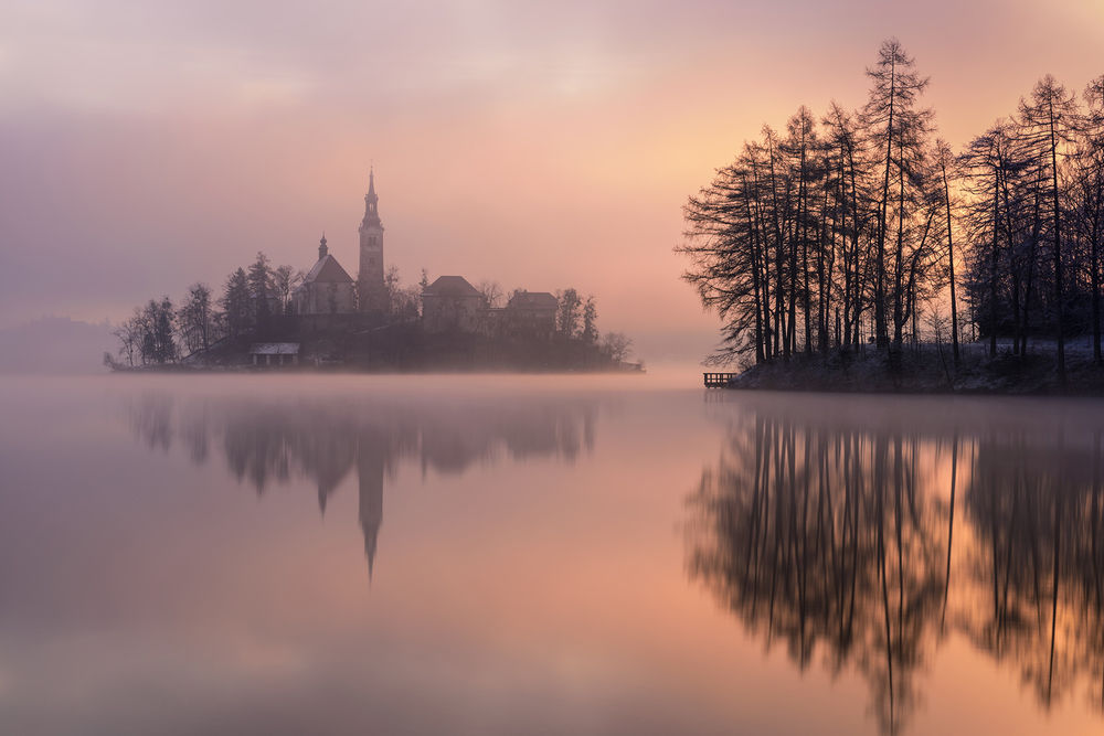 Обои для рабочего стола Озеро Блед / Bled в утреннем свете, Словения / Slovenia, фотограф Luka Esenko