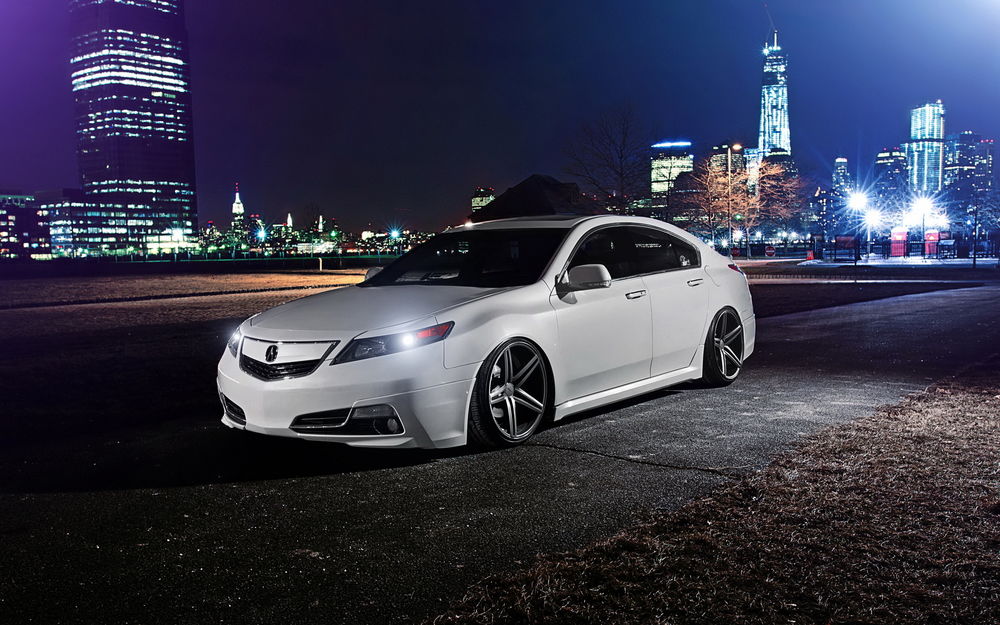 Обои для рабочего стола Белая Acura TL / Акура ТЛ на фоне ночного города