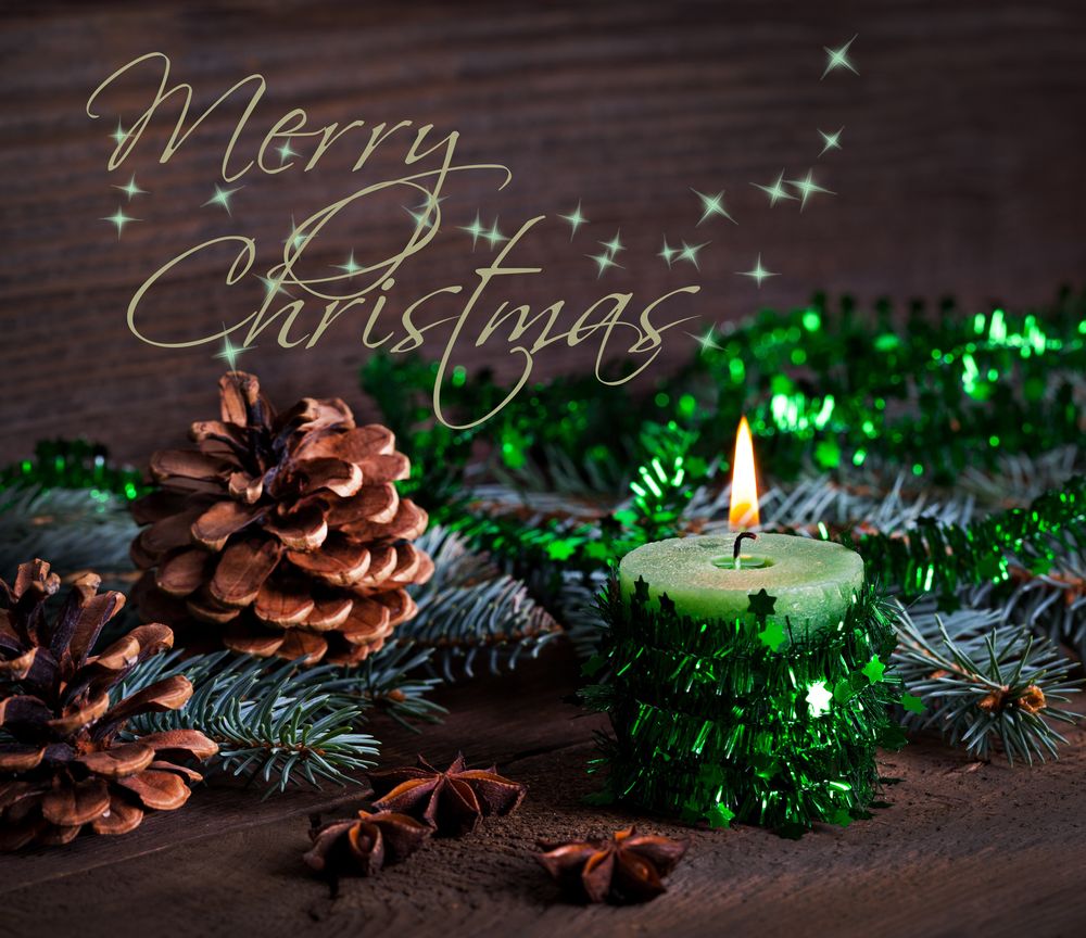 Обои для рабочего стола Горящая свеча и вокруг лежащие шишки, Merry Christmas / С Рождеством