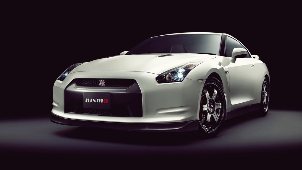 Обои для рабочего стола Спортивный автомобиль Nissan GT-R Nismo на черном фоне