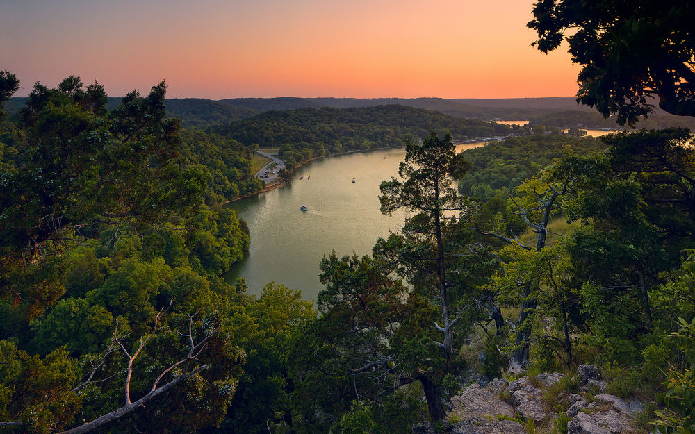 Обои для рабочего стола Озеро на фоне красивой природы и заката, озеро Ozarks / lake of the Ozarks