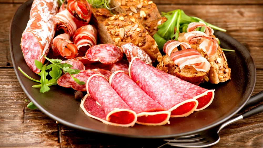 Обои для рабочего стола Мясная нарезка на тарелке