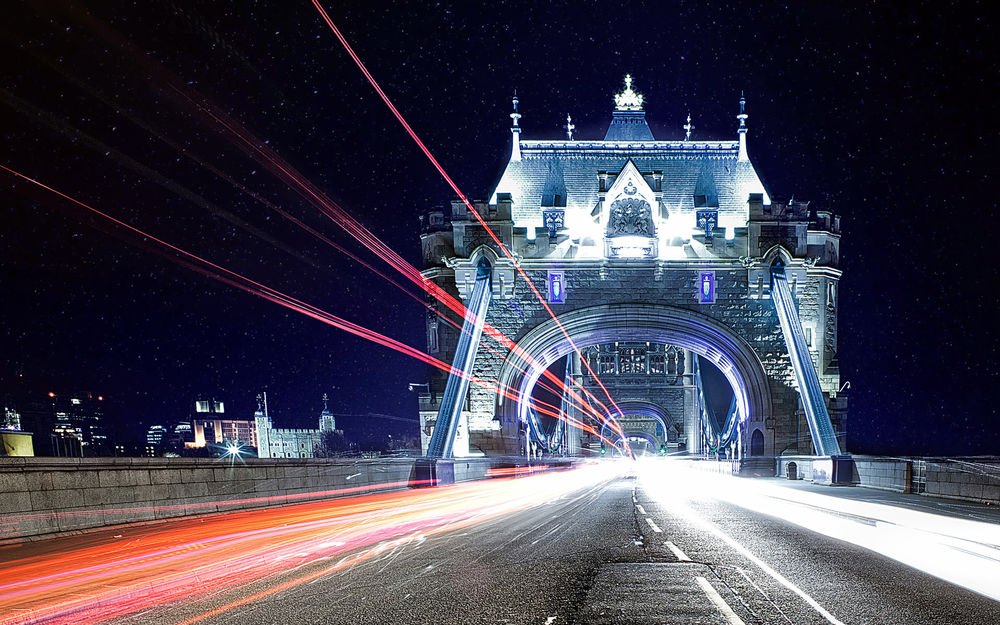 Обои для рабочего стола Тауэрский мост / Tower Bridge под ночным небом в лучах света фар, Лондон, Великобритания / London, United Kingdom