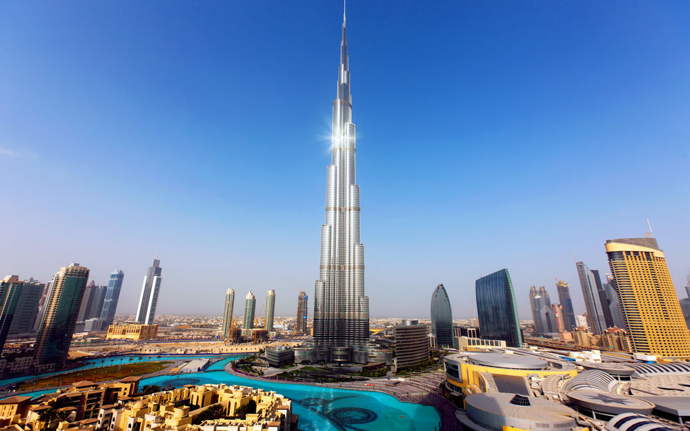 Обои для рабочего стола Самое высокое в мире здание Бурдж-Халифа / Burj Khalifa, окруженное бассейнами, на фоне других небоскребов, Дубаи, ОАЭ / Dubai, UAE