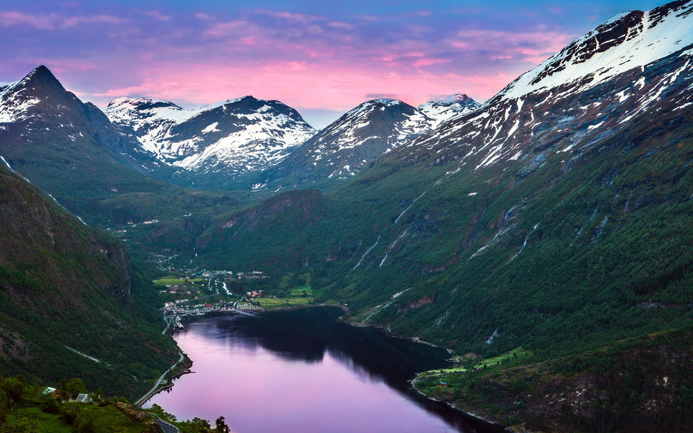 Обои для рабочего стола Морской залив Фьорд, Норвегия / Fjord, Norway на фоне красивых и высоких гор