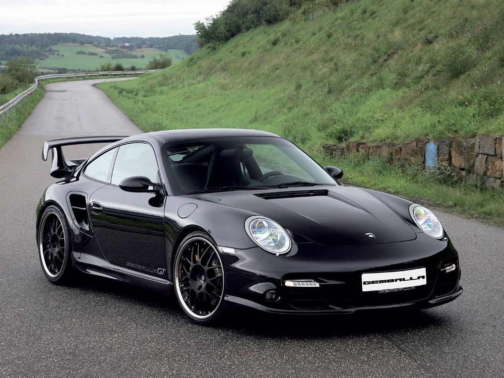 Обои для рабочего стола Автомобиль черного цвета Porsche 911 GT, стоящий на дороге