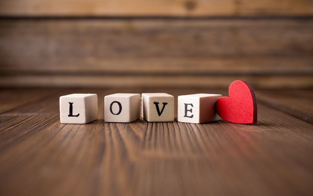 Обои для рабочего стола Кубики с буквами, образующими слово LOVE / ЛЮБОВЬ, и красное сердечко