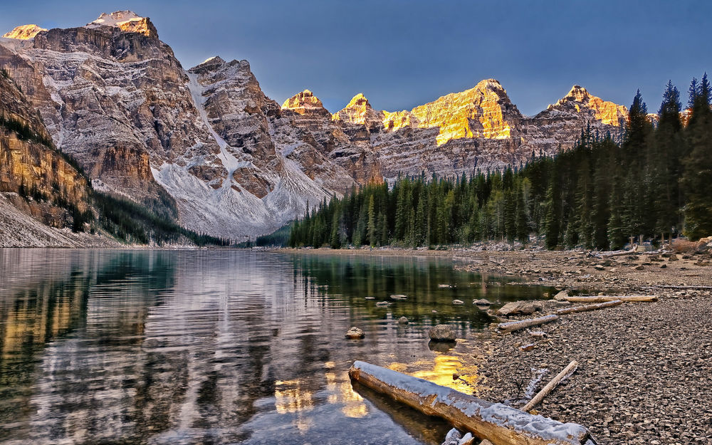 Обои для рабочего стола Озеро на фоне красивой природы, Valley of the Ten Peaks / Banff National Park / Canada