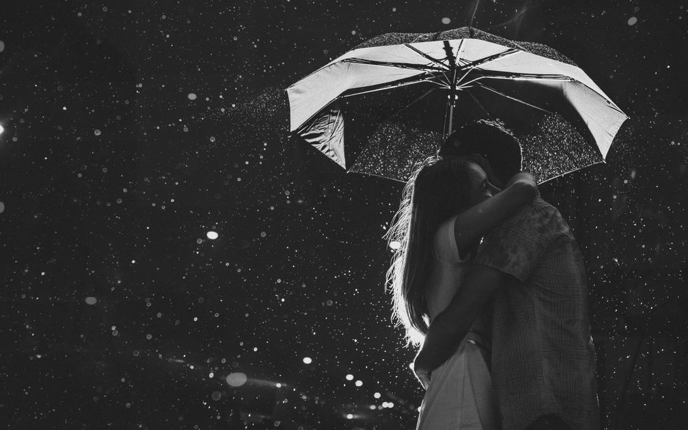 Обои Парень и девушка обнимаются, стоя под зонтом на рабочий стол