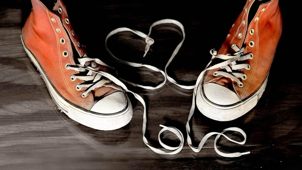 Обои для рабочего стола Кеды, шнурки которых образую слово love / любовь и сердечко