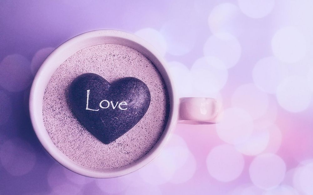 Обои для рабочего стола Кружка с песком и камнем в виде сердца (Love / Любовь)