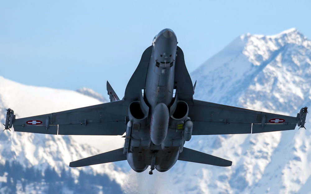 Обои для рабочего стола Американский истребитель-перехватчик Fa-18E в небе над заснеженными горами, США / USA