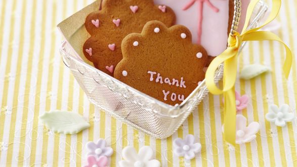 Обои на рабочий стол Печенюшки Thank you / Спасибо в корзинке с бантиком