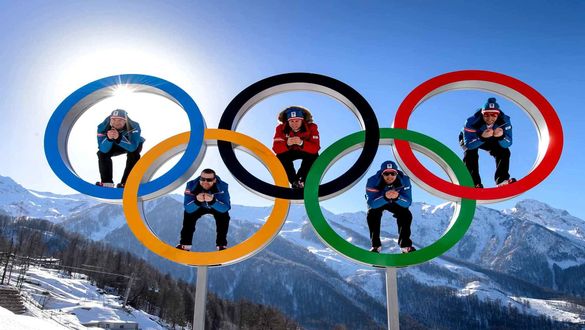 Обои на рабочий стол Спортсмены в олимпийских кольцах на фоне гор